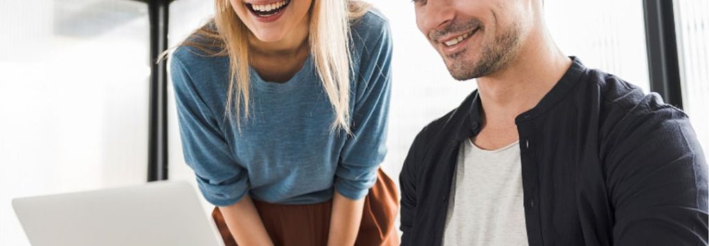 LinkedIn Marketing 2 people in front of laptop